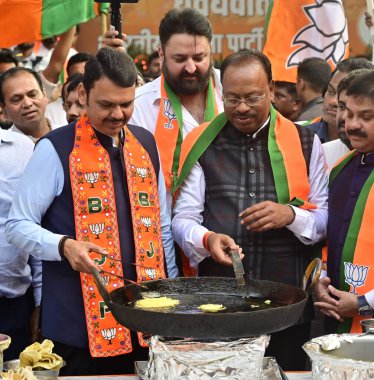 23 Kasım 2024 'te BJP liderleri Devendra Fadnavis ve Chandrashekar Bawankule, BJP Ofisi Nariman Point dışında yapılan eyalet meclis seçimlerini kazandıktan sonra 23 Kasım 2024' te Hindistan 'da Mahayuti İttifakı' na BJP önderlik etti. 