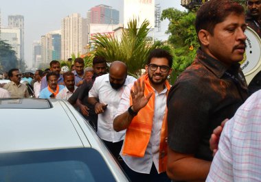 MUMBAI INDIA NOVEMBER 23: Worli Aditya Thackeray 'den Shiv Sena UBT adayı ve 2024 Maharashtra Meclis seçimlerinin destekçileri 23 Kasım 2024 tarihinde Mumbai Hindistan' da Bhushan Koyande Hindustan Times tarafından çekilmiştir. 