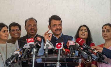 MUMBAI INDIA NOVEMBER 23: Devendra Fadnavis, BJP liderliğindeki Mahayuti ittifakı, 23 Kasım 2024 tarihinde Mumbai Hindistan 'da yapılan Maharashtra Meclis seçimlerinde Mahayuti İttifakı' nın BJP S S 'den oluşması nedeniyle, Sagar Bunglow' da medyayla anlaştı.