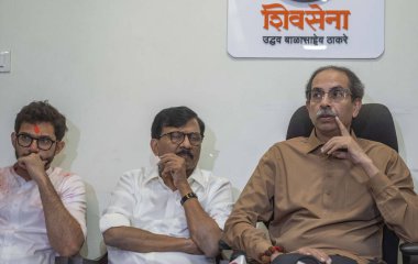 MUMBAI INDIA NOVEMBER 23: Shiv Sena UBT başkanı Uddhav Thackeray, Maha Vikas Aghadi 'nin 2024 Maharashtra Meclis Seçimleri' nde 23 Kasım 2024 tarihinde Mumbai Hindistan 'da yaptığı basın toplantısında Ma' ya BJP önderlik etti.