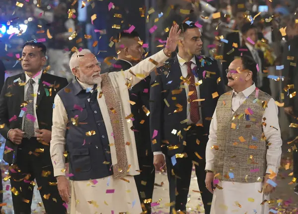 NEW DELHI INDIA NOVEMBER 23: Başbakan Narendra Modi ve BJP Başkanı JP Nadda 23 Kasım 2024 'te Yeni Delhi' deki BJP Genel Merkezi 'ne yapılan seçim sonrasında kutlamak için geldiler.