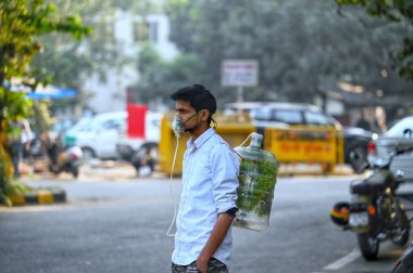 NEW DELHI, INDIA, NOVEMBER 27, 2024 Vatandaş Grubu Üyeleri bir bilinçlendirme kampanyası sırasında ellerinde pankartlar ve maskeler tutuyorlardı. 