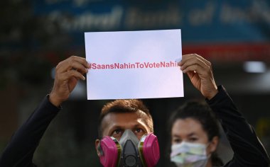 NEW DELHI, INDIA, NOVEMBER 27, 2024 Members of Citizen Group holding placards and wearing masks during an awareness campaign \My Right To Breathe\ at Round about near Press Club  clipart