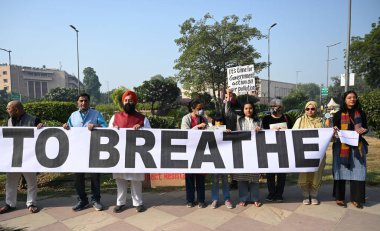NEW DELHI, INDIA, NOVEMBER 27, 2024 Vatandaş Grubu Üyeleri bir bilinçlendirme kampanyası sırasında ellerinde pankartlar ve maskeler tutuyorlardı. 