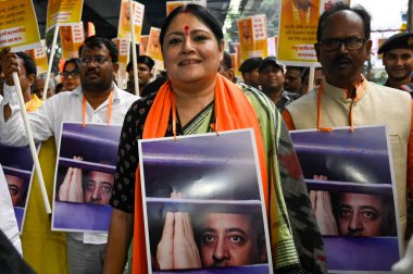 KOLKATA INDIA NOVEMBER 27 Kasım 2024 BJP MLA Agnimitra Paul ile birlikte ISKCON keşişi ve Hindu lider Chinmoy Krishna Das 'ın tutuklanması üzerine düzenlenen protesto mitinginde Samir Ja tarafından 27 Kasım 2024 tarihinde Kolkata Hindistan' da serbest bırakılmasını talep etti.