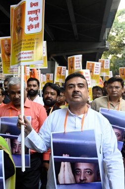 KOLKATA INDIA NOVEMBER 27 Kasım 2024 BJP MLA ve muhalefetteki Suvendu Adhikari 'nin lideri ve diğer BJP MLA' lar ISKCON keşişi ve Hindu lider Chinmoy Krishna Das 'ın tutuklanması üzerine düzenlenen protesto mitingine liderlik ettiler ve 27 Kasım 2024' de K 'da derhal serbest bırakılmasını talep ettiler.