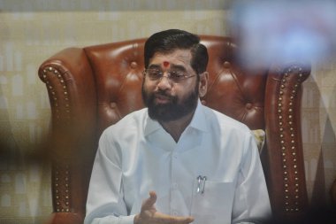 Teşekkürler INDIA NOVEMBER 27 Kasım 2024 Bakıcı Şefi ve Shiv Sena Lideri Eknath Shinde, devletin bir sonraki başbakanının bakımı hakkındaki endişeler üzerine, 27 Kasım 2024 tarihinde Thane Hindistan 'da düzenlediği basın toplantısında pozisyonunu sunarken görülüyor.