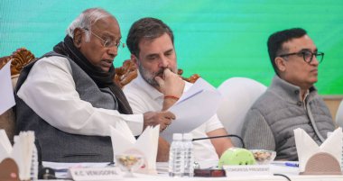 NEW DELHI INDIA NOVEMBER 29 Kasım 2024 Lok Sabha 'da Lok Sabha ve Kongre Başkanı Rahul Gandhi Kongre Çalışma Komitesi CWC toplantısı sırasında parti başkanı Mallikarjun Kharge ile birlikte 29 Kasım 2024 tarihinde Yeni Delhi Hindistan' daki AICC genel merkezinde 