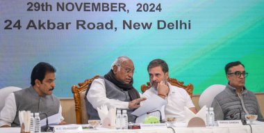 NEW DELHI INDIA NOVEMBER 29 Kasım 2024 Lok Sabha 'da Lok Sabha ve Kongre Başkanı Rahul Gandhi Kongre Çalışma Komitesi CWC toplantısı sırasında parti başkanı Mallikarjun Kharge ile birlikte 29 Kasım 2024 tarihinde Yeni Delhi Hindistan' daki AICC genel merkezinde 