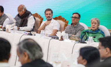 NEW DELHI INDIA NOVEMBER 29 Kasım 2024 Lok Sabha 'da Lok Sabha ve Kongre Başkanı Rahul Gandhi Kongre Çalışma Komitesi CWC toplantısı sırasında parti başkanı Mallikarjun Kharge ile birlikte 29 Kasım 2024 tarihinde Yeni Delhi Hindistan' daki AICC genel merkezinde 