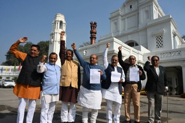 NEW DELHI INDIA NOVEMBER 29 Kasım 2024 LOP Vijendra Gupta ve BJP MLA Delhi hükümetini protesto ediyor Delhi Yasama Meclisi 'nin üç günlük oturumunda 29 Kasım 2024 tarihinde Yeni Delhi Hindistan Fotoğrafı Sonu