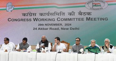 NEW DELHI INDIA NOVEMBER 29 Kasım 2024 AICC Başkanı Mallikarjun Kharge Lok Sabha ve Kongre Başkanı Rahul Gandhi ile birlikte 29 Kasım 2024 tarihinde AICC genel merkezinde yapılan Kongre Çalışma Komitesi toplantısında Sonu tarafından çekilmiştir. 