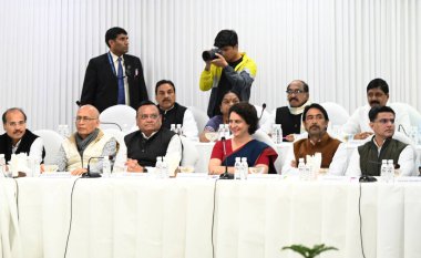 NEW DELHI INDIA 29 NOVEMBER 29 Kasım 2024 Kongre milletvekilleri Priyanka Gandhi Vadra ve diğer CWC üyeleri 29 Kasım 2024 'te AICC genel merkezinde yapılan toplantı sırasında Yeni Delhi Hindistan' da Sonu Mehta Hindustan Times 