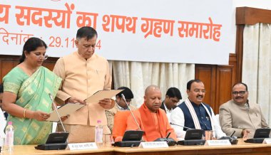 LUCKnow INDIA NOVEMBER 29 Kasım 2024 Uttar Pradesh Genel Sekreteri Yogi Adityanath ve Vidhan Sabha sözcüsü Satish Mahana Milletvekili CM Keshav Prasad Maurya ve yeni seçilen üye Brajesh Pathak ve diğerlerinin yemin törenine katılıyorlar.