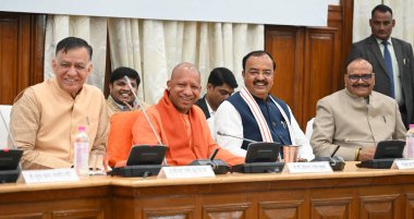 LUCKnow INDIA NOVEMBER 29 Kasım 2024 Uttar Pradesh Genel Sekreteri Yogi Adityanath ve Vidhan Sabha sözcüsü Satish Mahana Milletvekili CM Keshav Prasad Maurya ve yeni seçilen üye Brajesh Pathak ve diğerlerinin yemin törenine katılıyorlar.