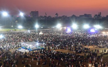 MUMBAI INDIA 29 Kasım 2024 Müslüman cemaatinden çok sayıda kadın, toplum liderlerinin cehalet ve müstehcen toplumdaki kadınların rolü gibi sosyal konularda konuşma yaptığı yıllık Sünni Ijtema dini toplantısı için bir araya geldi.