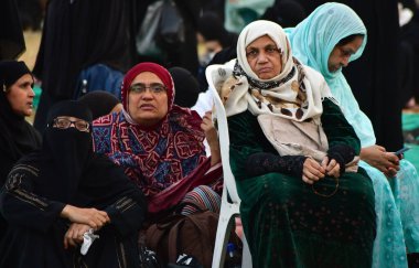 MUMBAI INDIA 29 Kasım 2024 Müslüman cemaatinden çok sayıda kadın, toplum liderlerinin cehalet ve müstehcen toplumdaki kadınların rolü gibi sosyal konularda konuşma yaptığı yıllık Sünni Ijtema dini toplantısı için bir araya geldi.