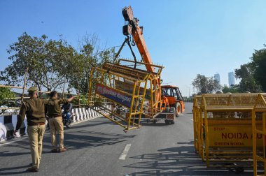 NoIDA INDIA 2 Aralık 2024 çiftçilerin Delhi 'ye gitmelerini engellemek için Noida Noida Polisi 2 Aralık 2024' te Noida Hindistan 'da Noida Dalit Smarak yoluna barikat kurdu. Samyukt Kisan Morcha Farmers önderliğinde Uttar Pradesh' te büyük bir protesto düzenledi.
