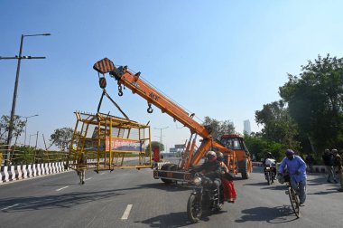 NoIDA INDIA 2 Aralık 2024 çiftçilerin Delhi 'ye gitmelerini engellemek için Noida Noida Polisi 2 Aralık 2024' te Noida Hindistan 'da Noida Dalit Smarak yoluna barikat kurdu. Samyukt Kisan Morcha Farmers önderliğinde Uttar Pradesh' te büyük bir protesto düzenledi.