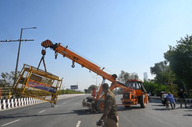NoIDA INDIA 2 Aralık 2024 çiftçilerin Delhi 'ye gitmelerini engellemek için Noida Noida Polisi 2 Aralık 2024' te Noida Hindistan 'da Noida Dalit Smarak yoluna barikat kurdu. Samyukt Kisan Morcha Farmers önderliğinde Uttar Pradesh' te büyük bir protesto düzenledi.