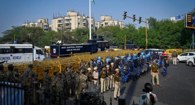 Yeni DELHI INDIA 2 Aralık 2024 Delhi Polisi ve RAF güvenlik personeli, çiftçilerin 2 Aralık 2024 'te Yeni Delhi Hindistan' da ulusal başkente yürüttüğü protesto yürüyüşü sonrasında Delhi Noida Chilla sınırında konuşlandırıldı. 