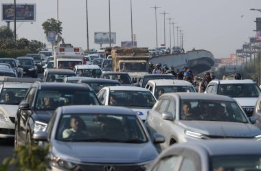 NEW DELHI INDIA 2 ARALIK 2024 Çiftçilerin Noida Delhi 'ye gitmesini engellemek için polis ve Noida Noida Chilla sınırına barikat kurdu 2 Aralık 2024' te Yeni Delhi Hindistan 'da uzun bir reçele neden oldu. Fotoğraf: Raj K Raj Hindustan Times