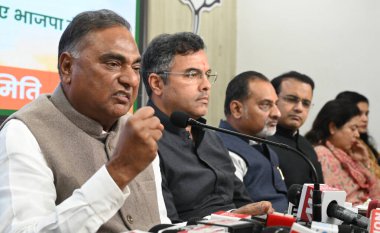 NEW DELHI INDIA 2 ARALIK 2024 Delhi BJP Sankalp Patr Sammitti Ramvir Singh Bidhuri üyesi Kıdemli Liderler Satish Upadhyay Lok Sabha Parvesh Verma BJP MLA Ajay Mahawar ve diğerleri