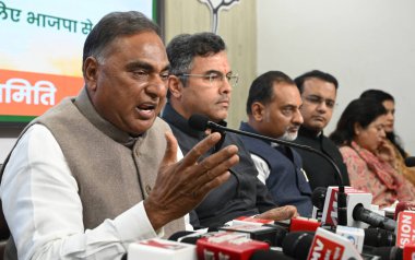 NEW DELHI INDIA 2 ARALIK 2024 Delhi BJP Sankalp Patr Sammitti Ramvir Singh Bidhuri üyesi Kıdemli Liderler Satish Upadhyay Lok Sabha Parvesh Verma BJP MLA Ajay Mahawar ve diğerleri