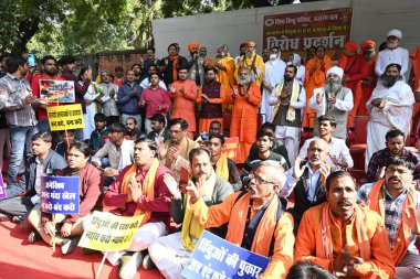 Hindu sadhus fanatikleri ve Vishwa Hindu Parishad üyesi 2 Aralık 2024 tarihinde Yeni Delhi Hindistan 'da Jantar Mantar' da Hindu zulümlerine karşı yapılan gösteri sırasında 