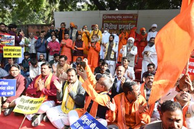 Hindu sadhus fanatikleri ve Vishwa Hindu Parishad üyesi 2 Aralık 2024 tarihinde Yeni Delhi Hindistan 'da Jantar Mantar' da Hindu zulümlerine karşı yapılan gösteri sırasında 