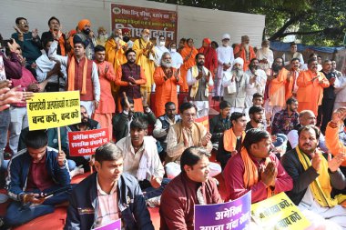 Hindu sadhus fanatikleri ve Vishwa Hindu Parishad üyesi 2 Aralık 2024 tarihinde Yeni Delhi Hindistan 'da Jantar Mantar' da Hindu zulümlerine karşı yapılan gösteri sırasında 