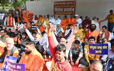 Hindu sadhus fanatikleri ve Vishwa Hindu Parishad üyesi 2 Aralık 2024 tarihinde Yeni Delhi Hindistan 'da Jantar Mantar' da Hindu zulümlerine karşı yapılan gösteri sırasında 