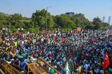 NOIDA INDIA 2 Aralık 2024 Çiftçiler Dalit Prerna Sthal yakınlarındaki polis barikatını yıktılar ve 2 Aralık 2024 tarihinde Noida Hindistan 'da Samyukt Kisan Morcha Çiftçileri önderliğindeki Delhi' ye doğru büyük bir protesto gösterisi düzenlediler. 