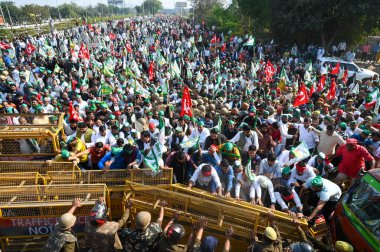 NOIDA INDIA 2 Aralık 2024 Çiftçiler Dalit Prerna Sthal yakınlarındaki polis barikatını yıktılar ve 2 Aralık 2024 tarihinde Noida Hindistan 'da Samyukt Kisan Morcha Çiftçileri önderliğindeki Delhi' ye doğru büyük bir protesto gösterisi düzenlediler. 