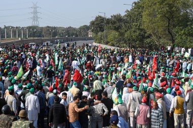 NOIDA INDIA 2 Aralık 2024 Çiftçiler Dalit Prerna Sthal yakınlarındaki polis barikatını yıktılar ve 2 Aralık 2024 tarihinde Noida Hindistan 'da Samyukt Kisan Morcha Çiftçileri önderliğindeki Delhi' ye doğru büyük bir protesto gösterisi düzenlediler. 