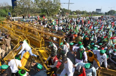 NOIDA INDIA 2 Aralık 2024 Çiftçiler Dalit Prerna Sthal yakınlarındaki polis barikatını yıktılar ve 2 Aralık 2024 tarihinde Noida Hindistan 'da Delhi' ye doğru ilerlemeye başladılar.