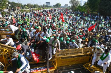 NOIDA INDIA 2 Aralık 2024 Çiftçiler Dalit Prerna Sthal yakınlarındaki polis barikatını yıktılar ve 2 Aralık 2024 tarihinde Noida Hindistan 'da Delhi' ye doğru ilerlemeye başladılar.