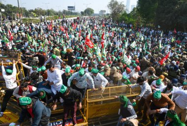 NOIDA INDIA 2 Aralık 2024 Çiftçiler Dalit Prerna Sthal yakınlarındaki polis barikatını yıktılar ve 2 Aralık 2024 tarihinde Noida Hindistan 'da Delhi' ye doğru ilerlemeye başladılar.