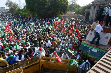 NOIDA INDIA 2 Aralık 2024 Çiftçiler Dalit Prerna Sthal yakınlarındaki polis barikatını yıktılar ve 2 Aralık 2024 tarihinde Noida Hindistan 'da Samyukt Kisan Morcha Çiftçileri önderliğindeki Delhi' ye doğru büyük bir protesto gösterisi düzenlediler. 