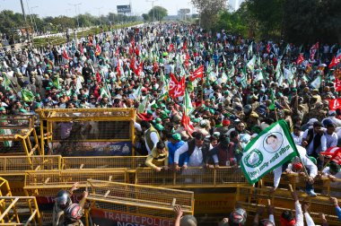 NOIDA INDIA 2 Aralık 2024 Çiftçiler Dalit Prerna Sthal yakınlarındaki polis barikatını yıktılar ve 2 Aralık 2024 tarihinde Noida Hindistan 'da Samyukt Kisan Morcha Çiftçileri önderliğindeki Delhi' ye doğru büyük bir protesto gösterisi düzenlediler. 