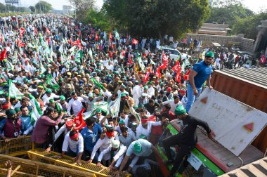 NOIDA INDIA 2 Aralık 2024 Çiftçiler Dalit Prerna Sthal yakınlarındaki polis barikatını yıktılar ve 2 Aralık 2024 tarihinde Noida Hindistan 'da Samyukt Kisan Morcha Çiftçileri önderliğindeki Delhi' ye doğru büyük bir protesto gösterisi düzenlediler. 