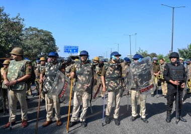 2 Aralık 2024 'te Mahamaya üstgeçidinde konuşlanan NOIDA Hindistan Samyukt Kisan Morcha Çiftçileri önderliğindeki çiftçilerin 2 Aralık 2024' te Delhi 'ye gitmelerini engellemek için Uttar Pradesh' ten büyük bir protesto gösterisi düzenledi. 