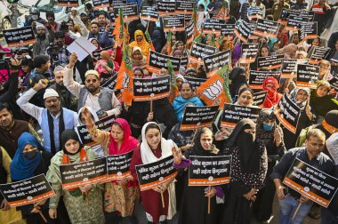 NEW DELHI INDIA 3 ARALIK 2024 BJP Azınlık Üyeleri Morcha, 2016 yılında AAP MLA Naresh Yadav 'a karşı protesto gösterisi düzenledi. Yadav, 3 Aralık 2024 tarihinde Yeni Delhi Hindistan' da Ashoka Yolu 'nda Kur' an 'a saygısızlıktan suçlu bulundu. 