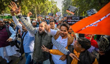 NEW DELHI INDIA 3 ARALIK 2024 BJP Azınlık Üyeleri Morcha, 2016 yılında AAP MLA Naresh Yadav 'a karşı protesto gösterisi düzenledi. Yadav, 3 Aralık 2024 tarihinde Yeni Delhi Hindistan' da Ashoka Yolu 'nda Kur' an 'a saygısızlıktan suçlu bulundu. 