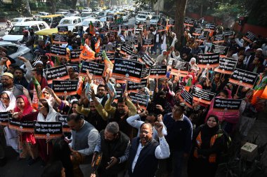 YENİ DELHI INDIA 3 ARALIK 2024 BJP Azınlık üyesi Morcha, geçtiğimiz günlerde AAP MLA Naresh Yadav 'a karşı 3 Aralık 2024 tarihinde Yeni Delhi Hindistan' da Ashoka Yolu 'nda Kur' an 'a saygısızlıktan suçlu bulundu. 