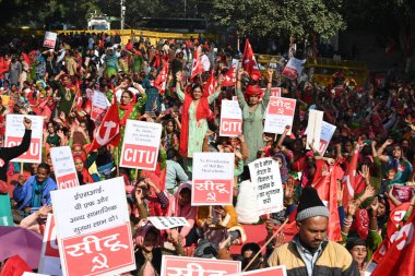 Orta Gün İşçi Federasyonu ve CITU üyeleri 3 Aralık 2024 'te Yeni Delhi Hindistan' da Jantar Mantar 'da çeşitli talepleri protesto etmek için toplandılar. 