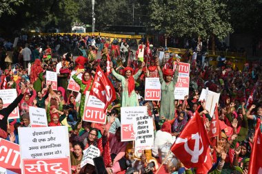 Orta Gün İşçi Federasyonu ve CITU üyeleri 3 Aralık 2024 'te Yeni Delhi Hindistan' da Jantar Mantar 'da çeşitli talepleri protesto etmek için toplandılar. 