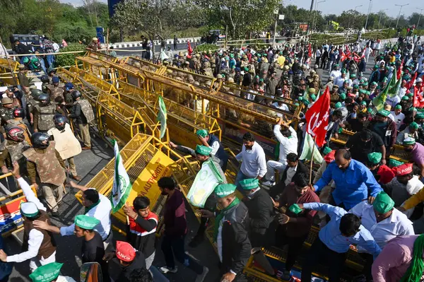 NOIDA INDIA 2 Aralık 2024 Çiftçiler Dalit Prerna Sthal yakınlarındaki polis barikatını yıktılar ve 2 Aralık 2024 tarihinde Noida Hindistan 'da Samyukt Kisan Morcha Çiftçileri önderliğindeki Delhi' ye doğru büyük bir protesto gösterisi düzenlediler. 