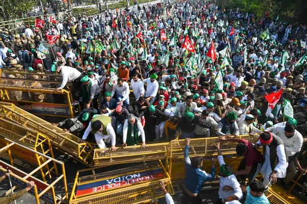 NOIDA INDIA 2 Aralık 2024 Çiftçiler Dalit Prerna Sthal yakınlarındaki polis barikatını yıktılar ve 2 Aralık 2024 tarihinde Noida Hindistan 'da Samyukt Kisan Morcha Çiftçileri önderliğindeki Delhi' ye doğru büyük bir protesto gösterisi düzenlediler. 