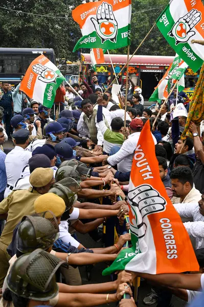 KOLKATA INDIA 2 Aralık 2024 Kolkata Polis Barikatı Batı Bengal Gençlik Kongresi aktivistleri Awaas Yojona 'daki sözde dolandırıcılığı protesto etmek için Meclis Yürüyüşü' nü gerçekleştirdiler ve RG Kar Hastanesi olayının bir an önce yargılanmasını talep ettiler. 